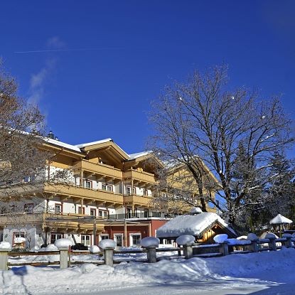 Hotel Grundlhof im Winter bei Sonnenschein